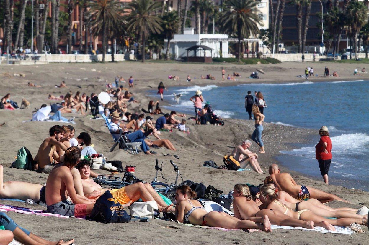 Bañistas en las playas de Málaga. ÁLEX ZEA/EP