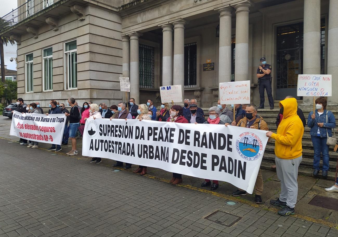 Imagen de una protesta celebrada en junio ante la Subdelegación del Gobierno en Pontevedra pidiendo la supresión de un peaje de la AP-9, que ahora se incluye en el real decreto (Foto: Europa Press).