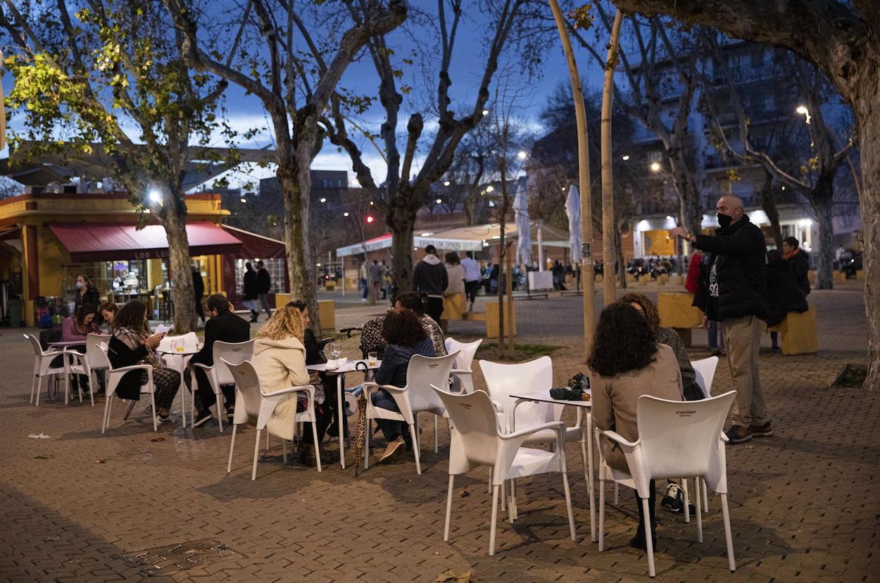 Terrazas en el centro de Sevilla. MARÍA JOSÉ LÓPEZ/EP