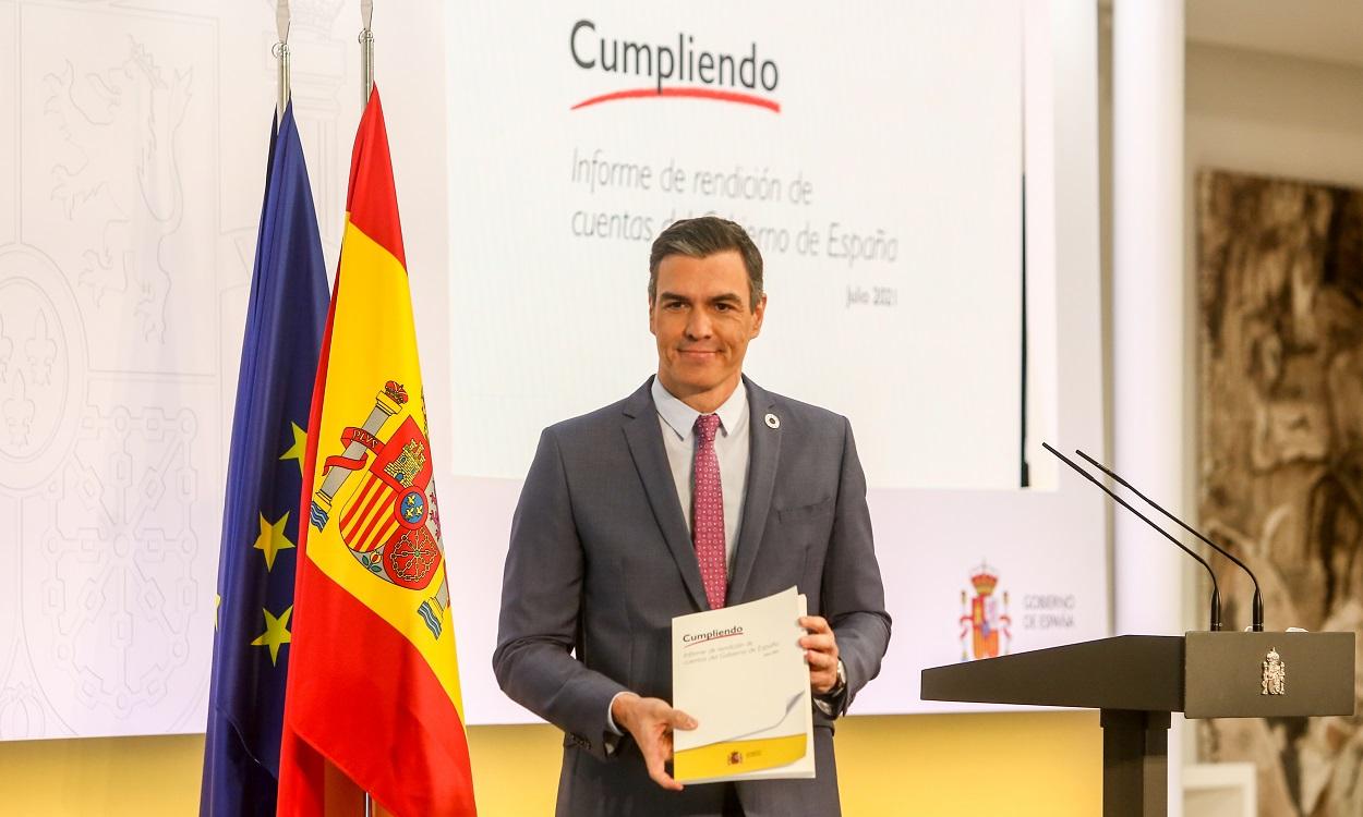 El presidente del Gobierno, Pedro Sánchez, posa con el 'Informe de rendición de cuentas del Gobierno de España'. EuropaPress