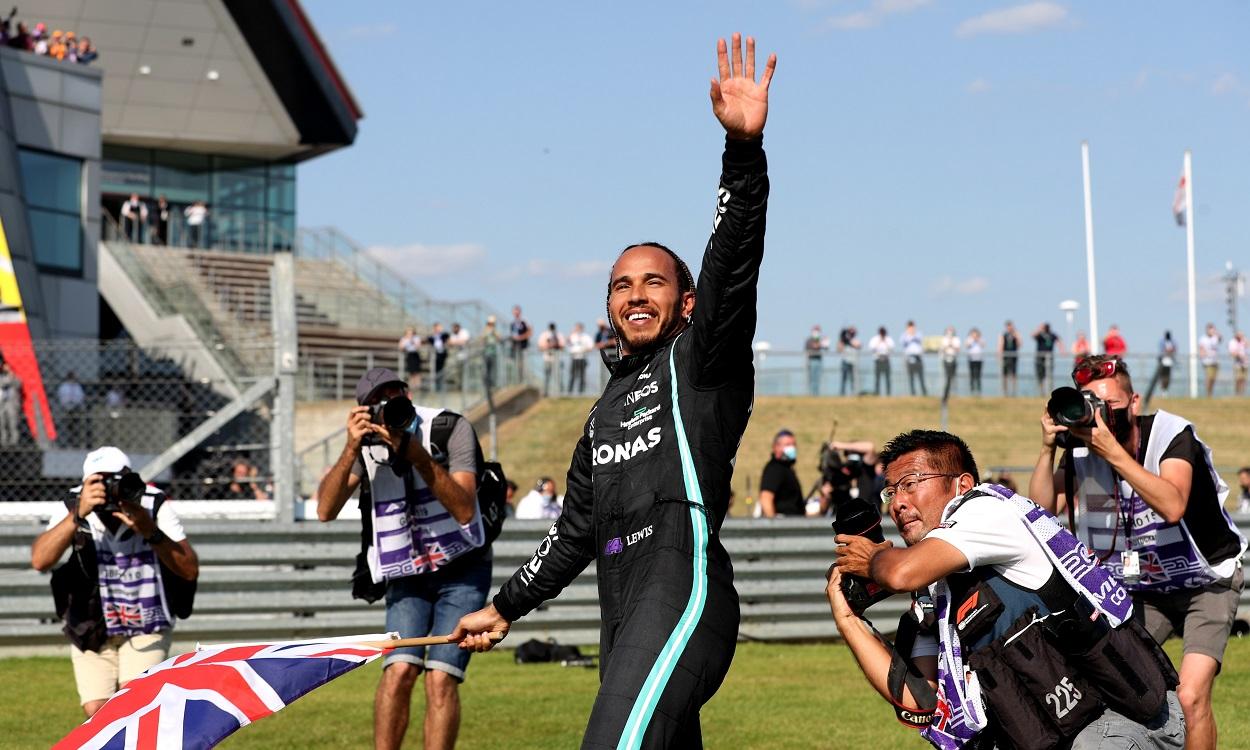 El piloto de Mercedes-Benz, Lewis Hamilton, tras su victoria en el GP de Gran Bretaña. EuropaPress