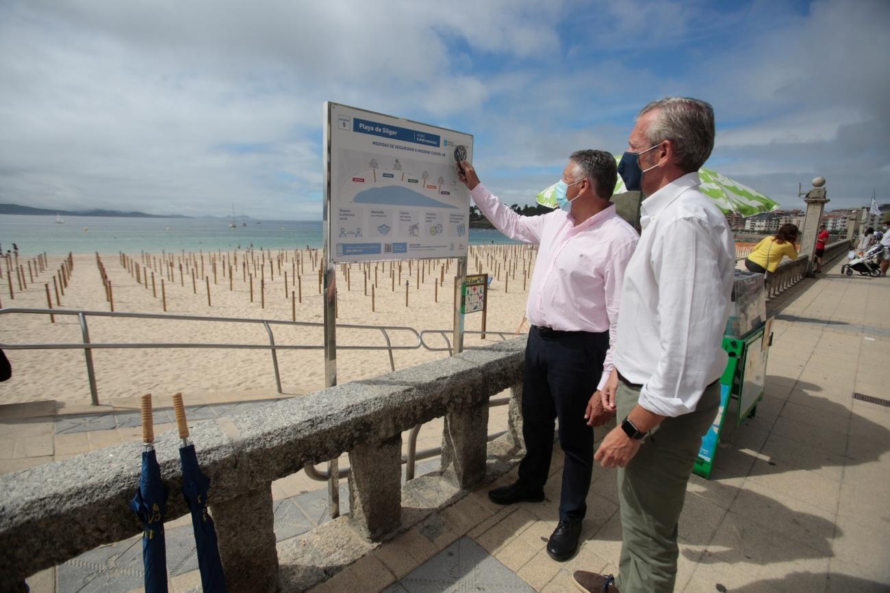 Telmo Martín, alcalde de Sanxenxo, a la derecha junto al vicepresidente de la Xunta, Alfonso Rueda, ante un cartel situado junto a la playa de Silgar (Foto: Europa Press).