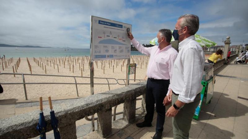 Telmo Martín, alcalde de Sanxenxo, a la derecha junto al vicepresidente de la Xunta, Alfonso Rueda, ante un cartel situado junto a la playa de Silgar (Foto: Europa Press).