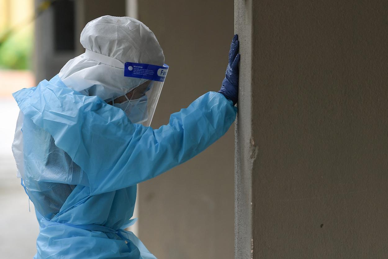 Un sanitario vestido con un EPI para protegerse del coronavirus. EP