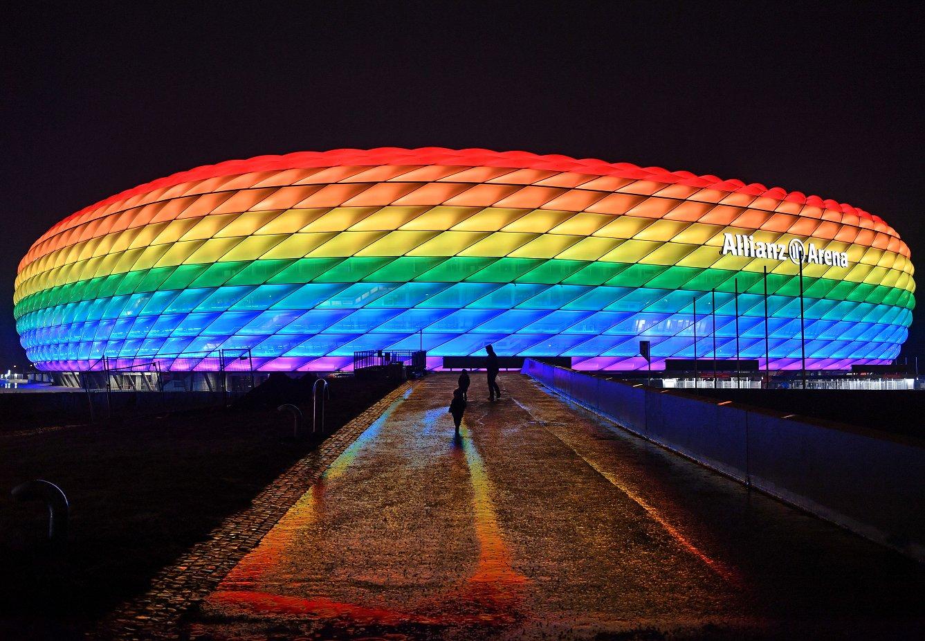 Allianz Arena con los colores LGTBI. Europa Press
