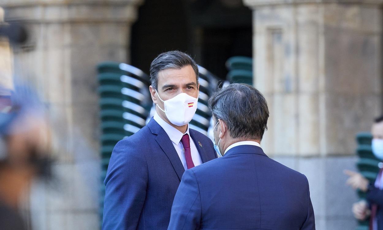 El presidente del Gobierno, Pedro Sánchez, a su llegada a la Plaza Mayor de Salamanca para celebrar la XXIV Conferencia de Presidentes. EP