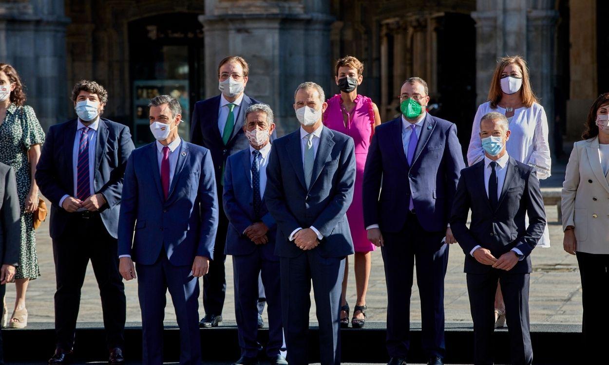 Foto de familia de los presidentes autonómicos junto al presidente del Gobierno, Pedro Sánchez, y Felipe VI en la Plaza Mayor de Salamanca. Europa Press.