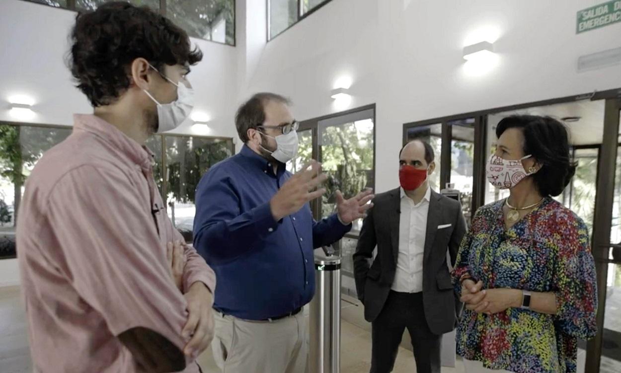 Ana Botín y António Simões en su visita a Wallbox, junto a los fundadores de la empresa