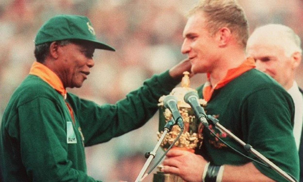 Nelson Mandela entrega la copa del mundo de rugby a François Pienaar. Reuters