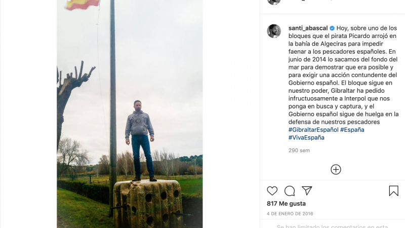 Santiago Abascal posa, ya en 2016, junto al bloque de hormigón. Instagram