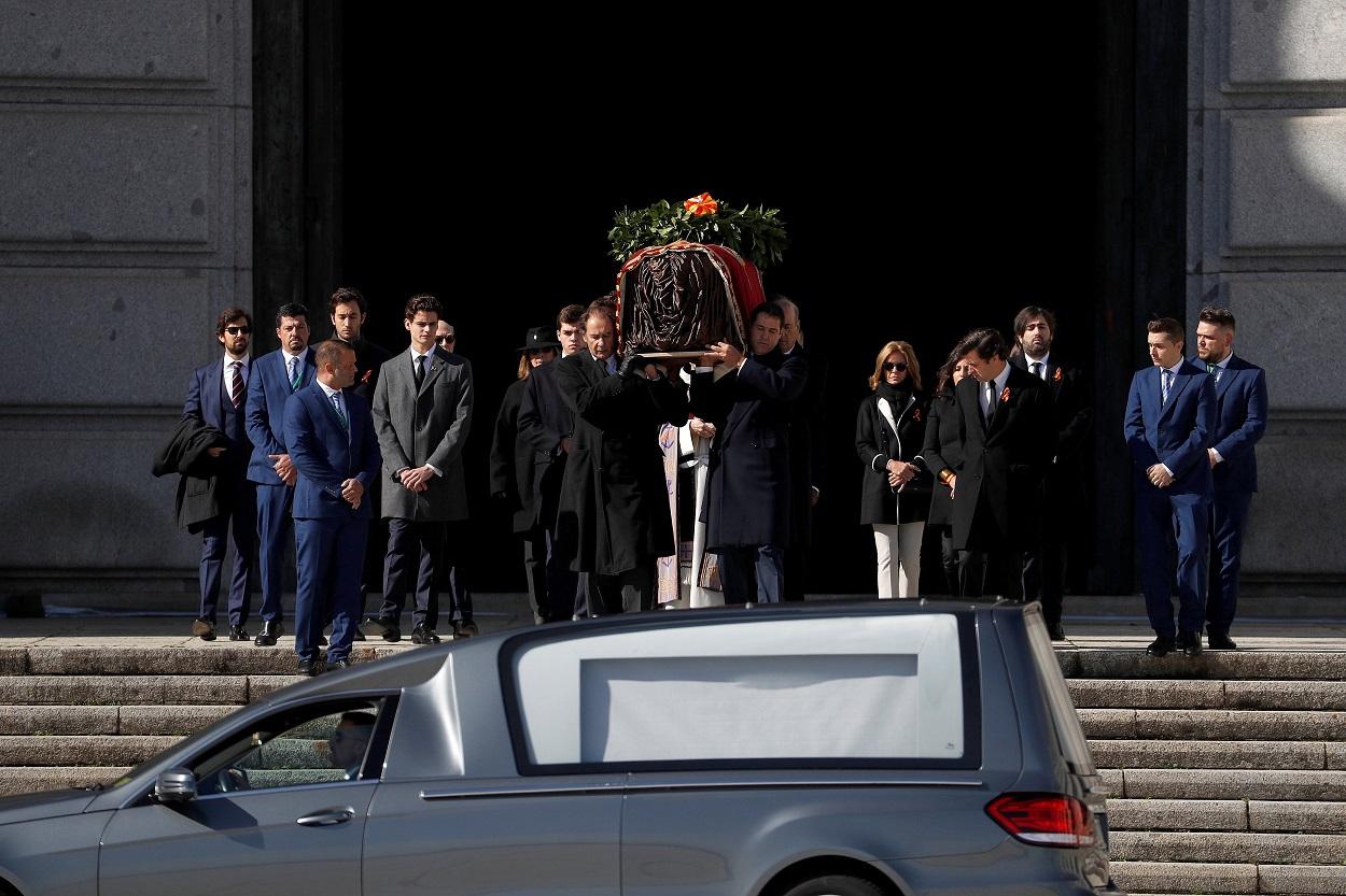 Familiares de Francisco Franco portan el féretro con los restos mortales del dictador tras su exhumación en la basílica del Valle de los Caídos