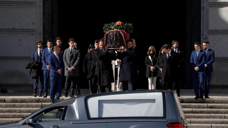 Familiares de Francisco Franco portan el féretro con los restos mortales del dictador tras su exhumación en la basílica del Valle de los Caídos