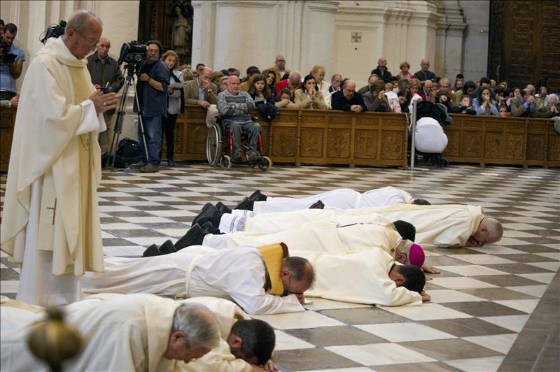 Para el polémico arzobispo de Granada "algunos animales están más protegidos que el embrión, el feto o los ancianos"