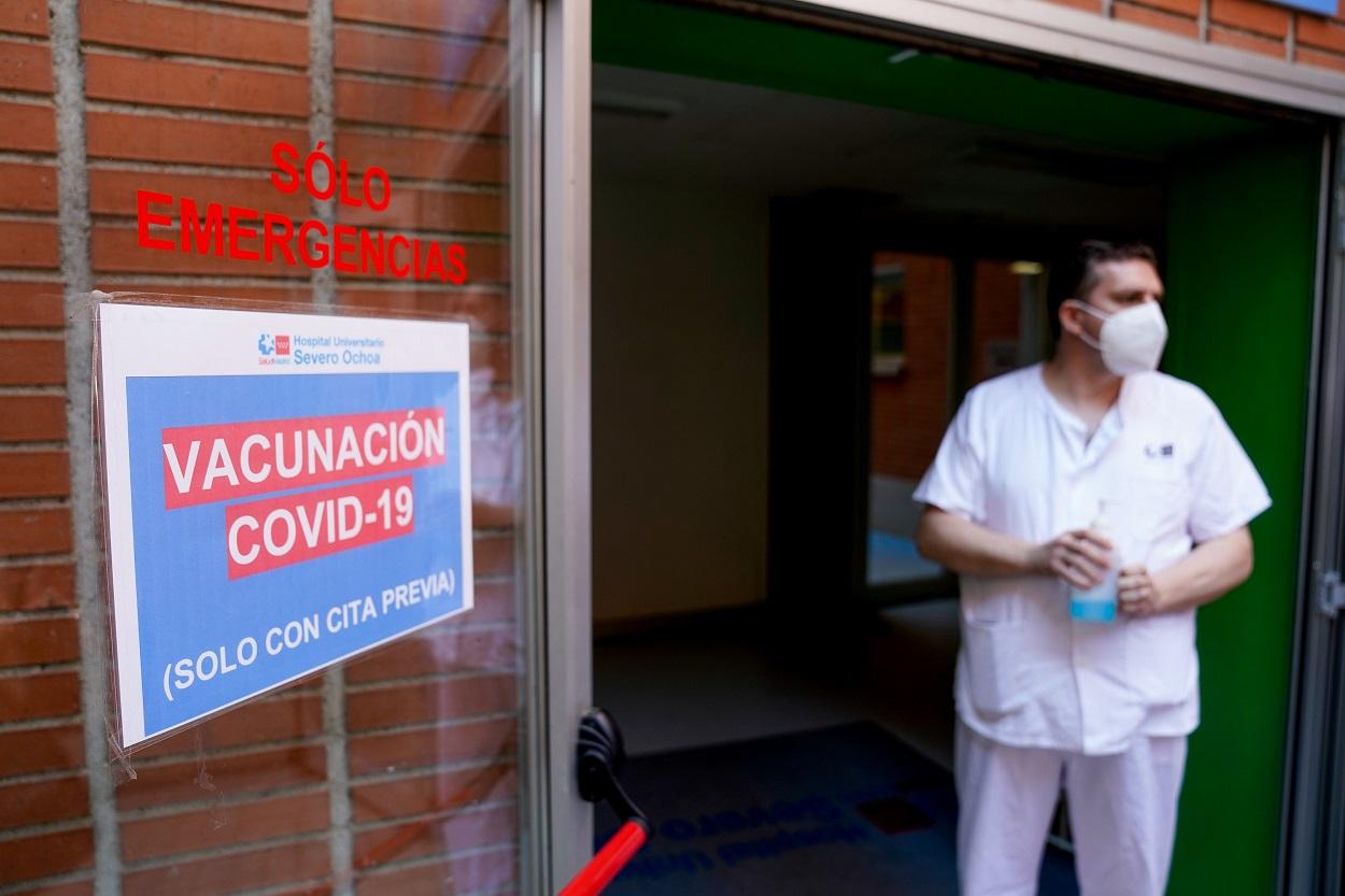 Un sanitario frente a la puerta que da acceso a la vacunación en el Hospital Severo Ochoa. EP