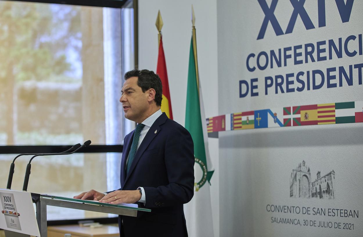 El presidente Juan Mannuel Moreno, ayer en rueda de prensa tras la celebración de la XXIV Conferencia de Presidentes. JESÚS HELLÍN/EP