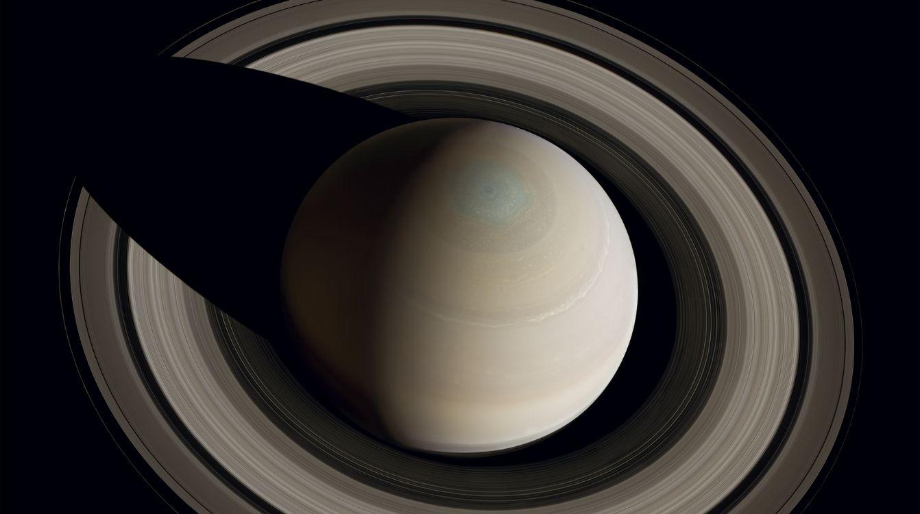 Por encima del polo norte de Saturno. Fotografía compuesta en mosaico. Cassini, 10 de octubre de 2013. NASA JPL SSI Cornell Michael Benson, Kinetikon Pictures