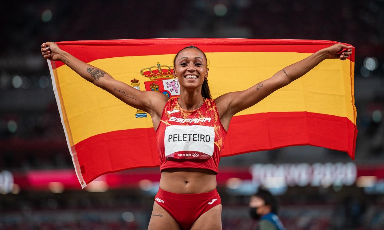 Ana Peleteiro, del Equipo Español, medalla de bronce en la final de triple salto de atletismo durante los JJOO 2020. EP