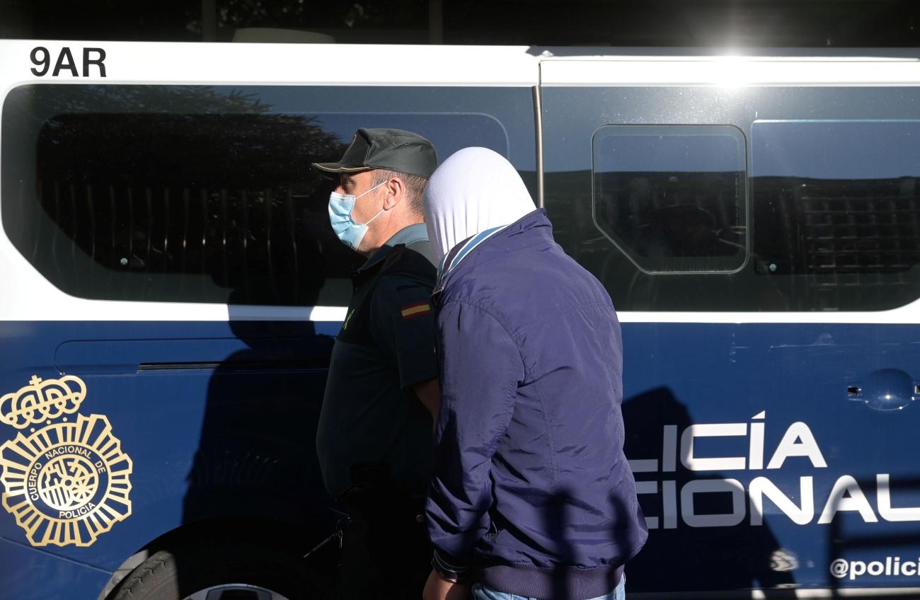 Imagen de uno de los detenidos por la muerte de Samuel en el momento de ser trasladado por la policía a los juzgados (Foto: Europa Press).