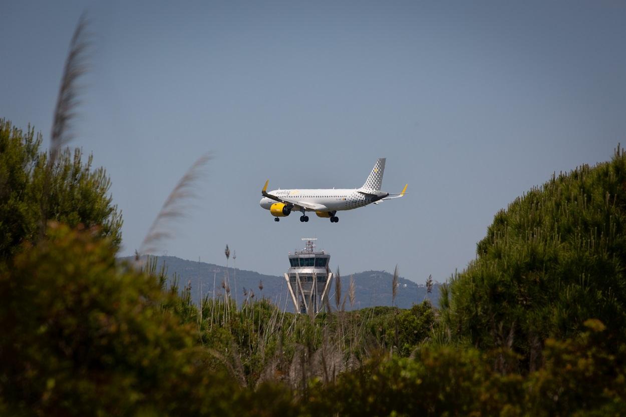 Un avión sobrevuela el espacio natural protegido de La Ricarda. David Zorrakino.