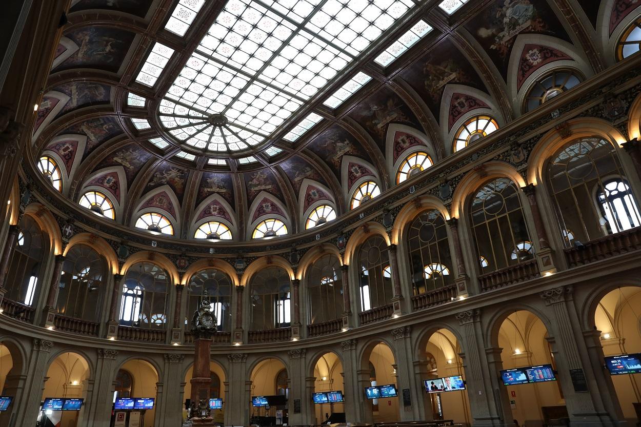 Una de las instalaciones del Palacio de la Bolsa de Madrid con paneles del IBEX. Marta Ferández.