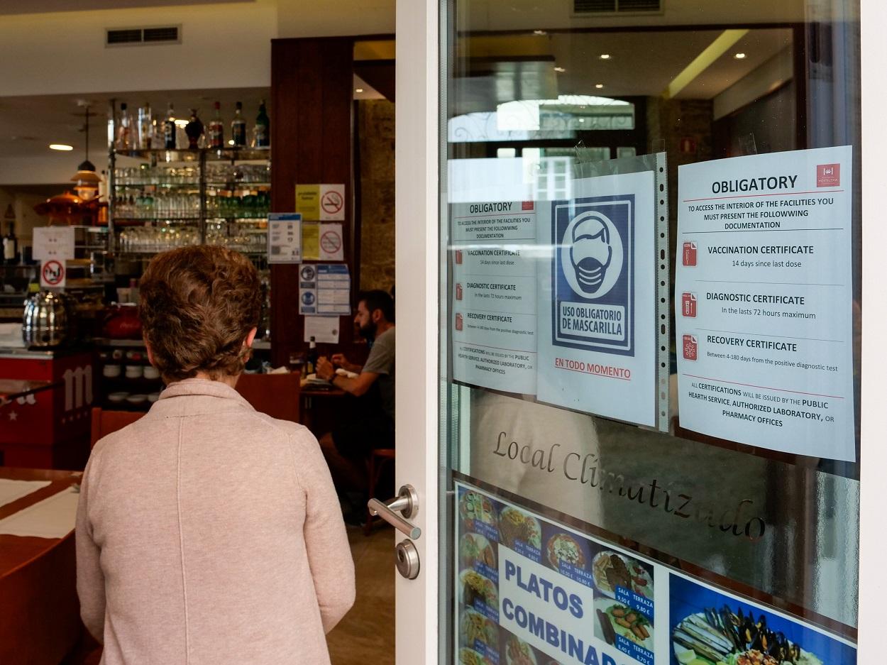 Entrada a un local de hostelería en Santiago de Compostela, A Coruña. César Arxina