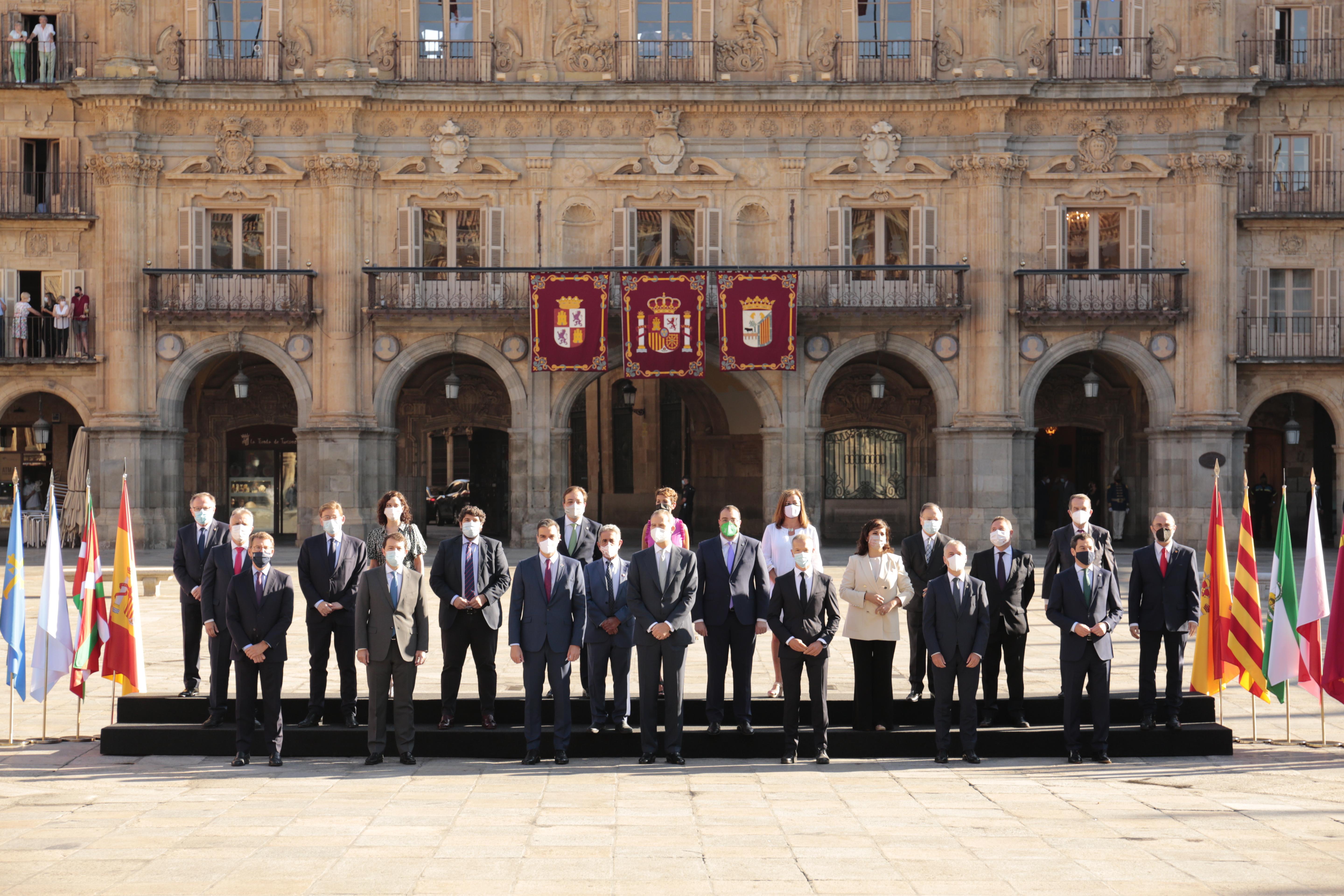 El presidente del Gobierno, Pedro Sánchez (3i), y el rey Felipe VI (4i), posan junto a todos los presidentes autonómicos de España, salvo el presidente de la Generalitat de Cataluña.