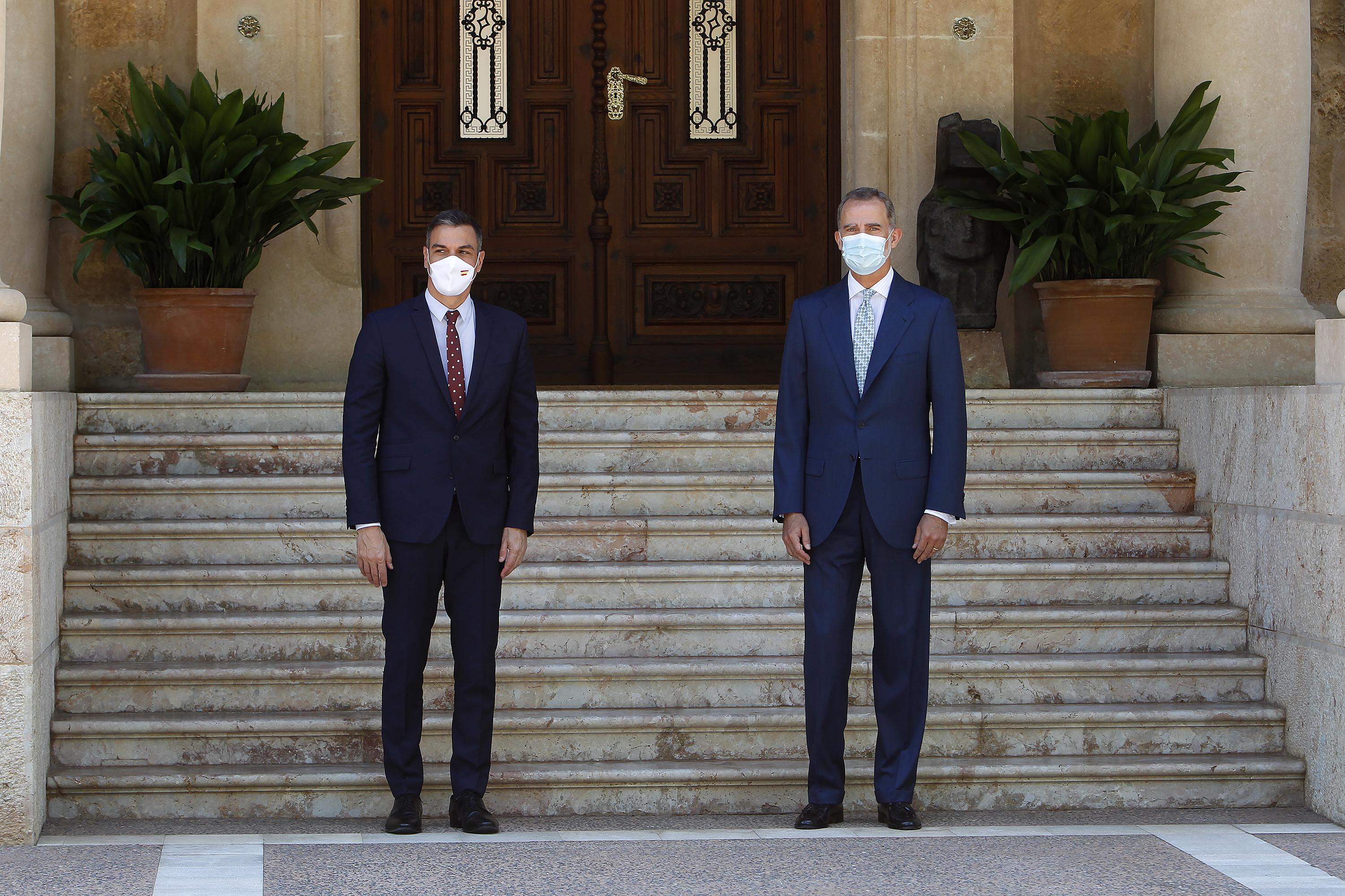 El Rey Felipe VI (d) y el presidente del Gobierno, Pedro Sánchez (i), posan en el Palacio de Marivent, a 3 de agosto de 2021, en Palma de Mallorca, Mallorca, (España). Se trata del tradicional encuentro que el monarca realiza con el dirigente del Ejecutiv