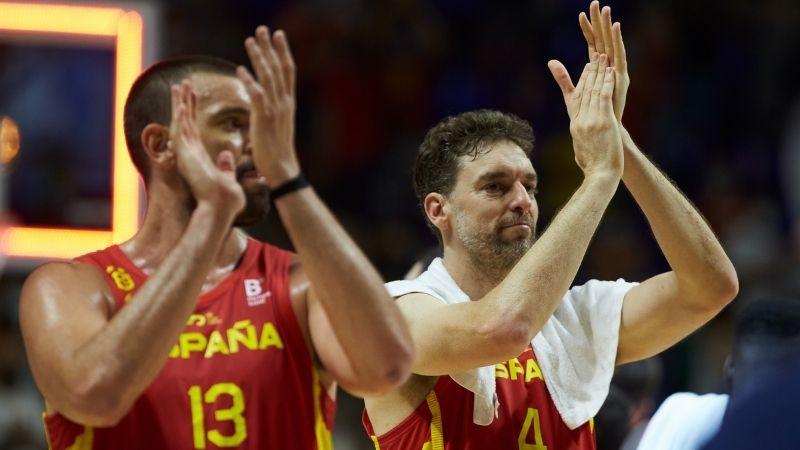 Pau y Marc Gasol durante un partido desde Tokio. EP