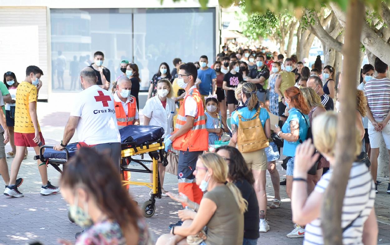 Jóvenes ante el Pabellón Jara Carrillo en Murcia para vacunarse de la primera dosis de la vacuna Moderna. EP