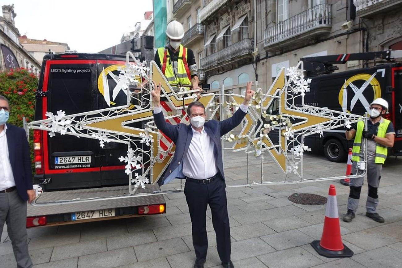 Abel Caballero hoy durante los primeros trabajos de instalación de las luces de Navidad en Vigo (Foto: Concello de Vigo).