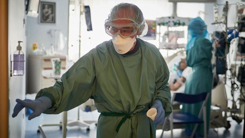 Un trabajador sanitario en una UCI de la Clínica Universitaria de Navarra en noviembre de 2020. EP.