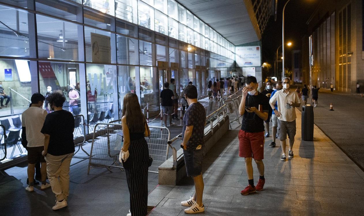 Fila de personas que esperan para recibir una dosis de la vacuna de Pfizer en el Wizink Center. EP archivo