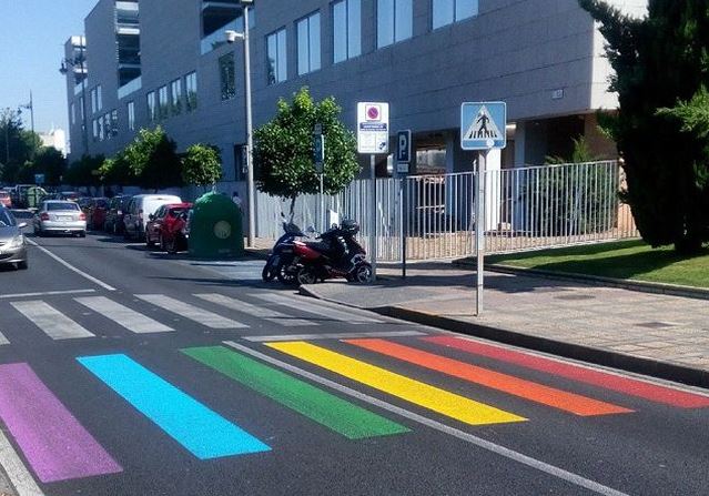 El PP de Mérida pide que se borre un paso de peatones con los colores de la bandera arcoíris...para "evitar desgracias"