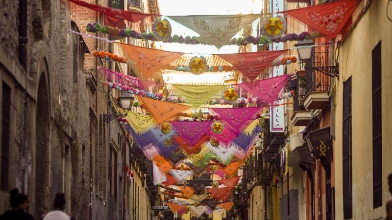 Madrid ultima sus adornos callejeros para la festividad de San Cayetano. EP.