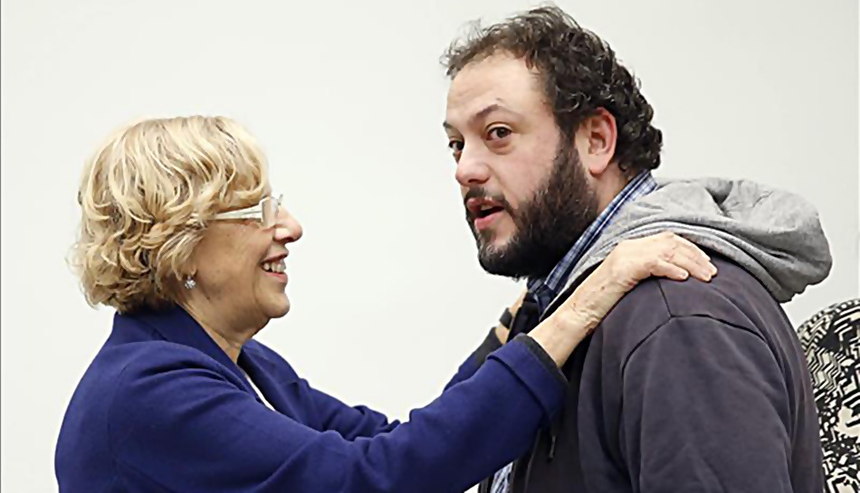 El concejal de Ahora Madrid, Guillermo Zapata, junto a la alcaldesa de Madrid, Manuela Carmena.