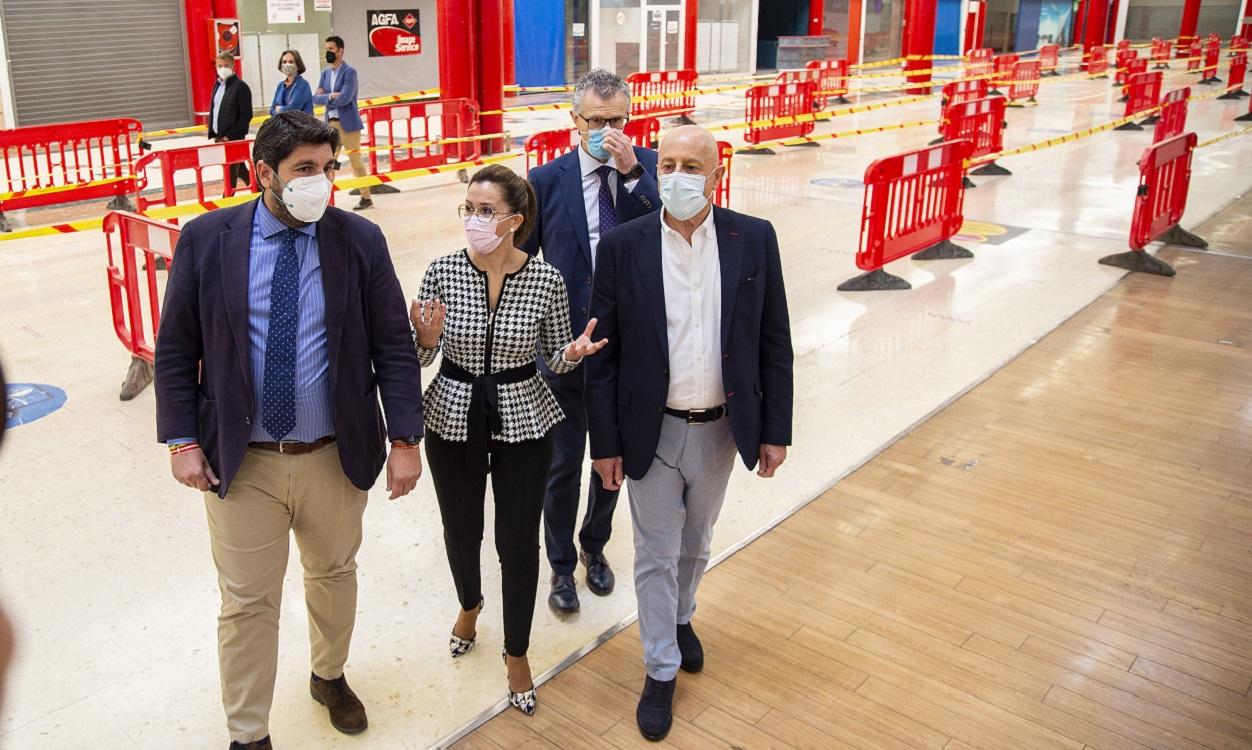 El presidente de Murcia, Fernando López Miras (1i),  la alcaldesa de Cartagena, Ana Belén Castejón y el  consejero de Salud de Murcia, Juan José Pedreño (2d), en un punto de vacunación. EP