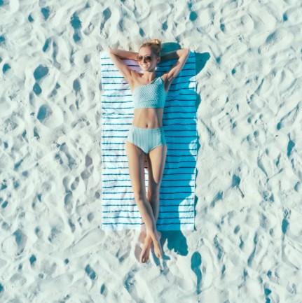 Mujer en la playa. Unsplash
