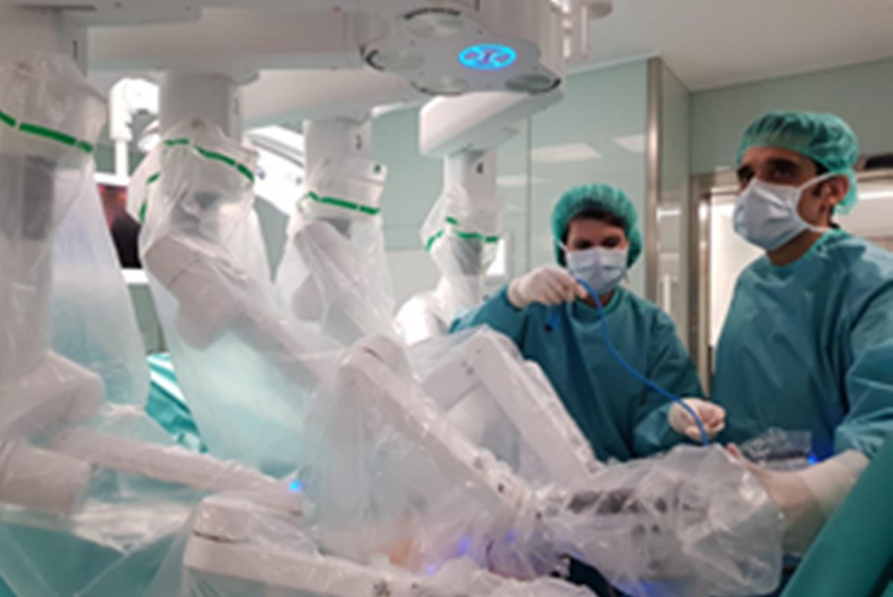 El Dr. Ramiro Cabello realizando una intervención urológica con el robot quirúrgico Da Vinci de la FJD.
