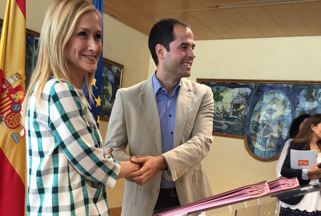 Cristina Cifuentes estrecha la mano al portavoz de Ciudadanos en la Asamblea, Ignacio Aguado