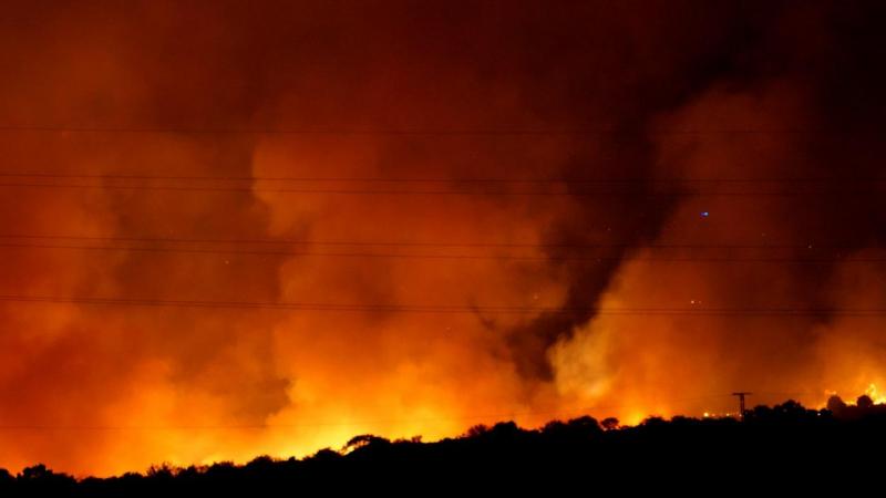 Imagen de las llamas en la noche del viernes en El Tiemblo. Twitter