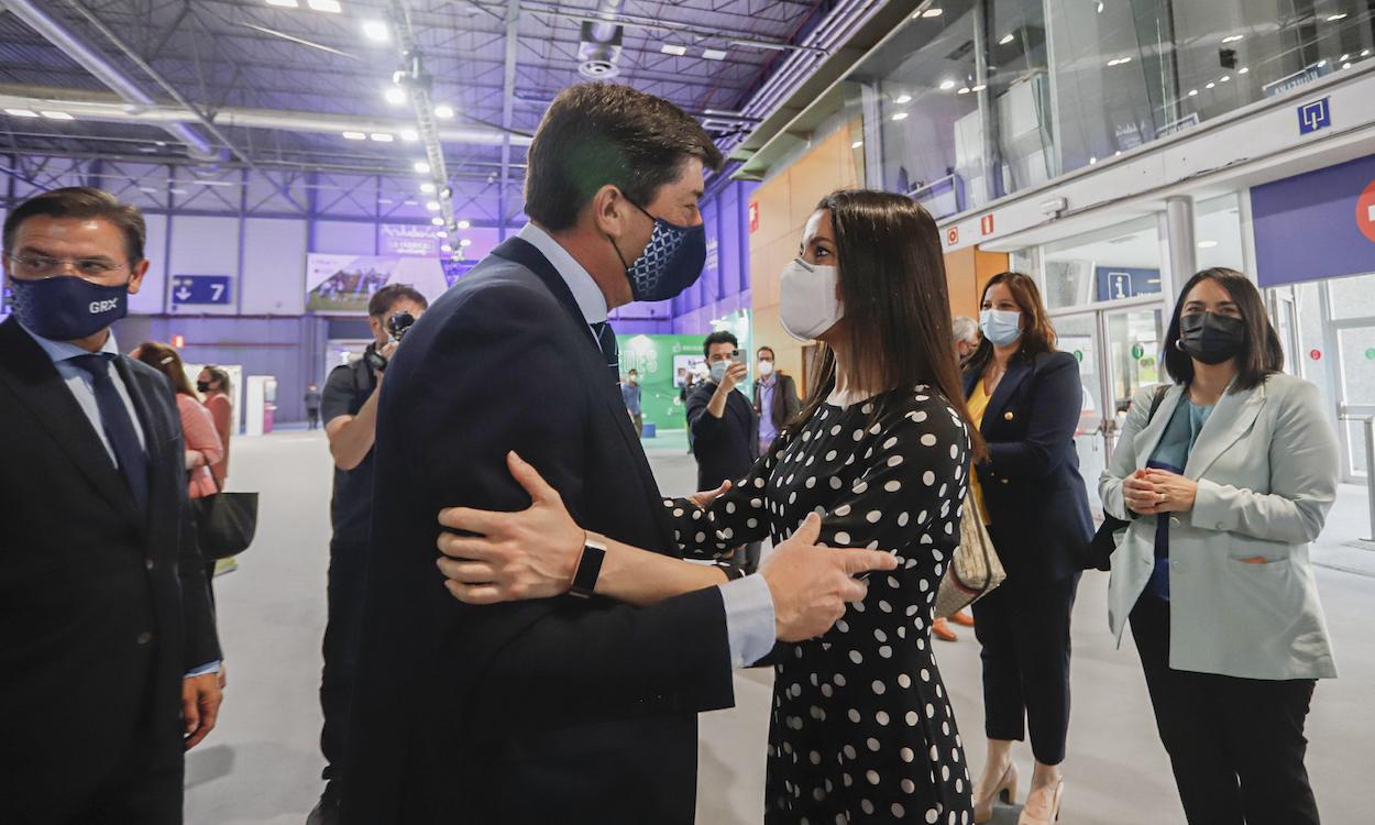 El vicepresidente de la Junta de Andalucía, Juan Marín (i), saludalíder de Ciudadanos, Inés Arrimadas (d), durante la presentación de la campaña de Andalucía en la feria de turismo FITUR