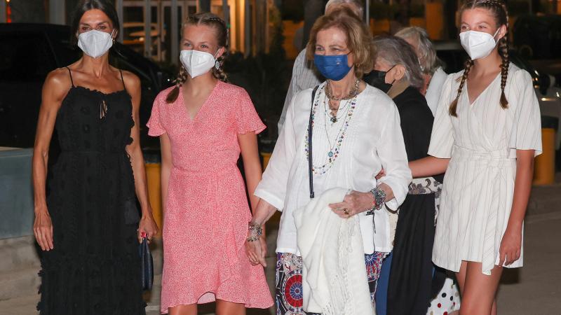 La reina Letizia junto a sus hijas y Doña Sofía