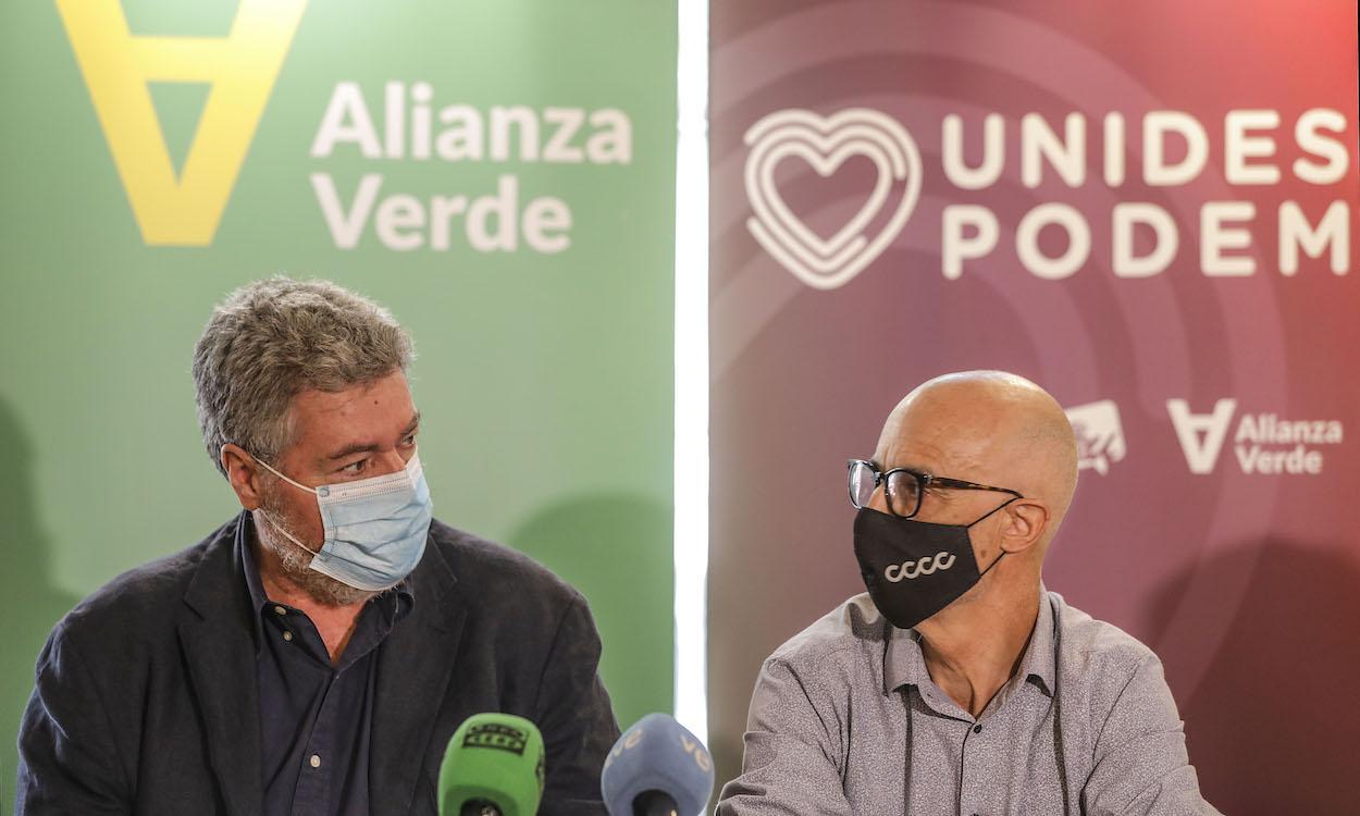 El coordinador de Alianza Verde y diputado de Unidas Podemos en el Congreso, Juantxo López de Uralde (i) y el secretario de Estudios y Programa de Alianza Verde, Julià Álvaro (d)