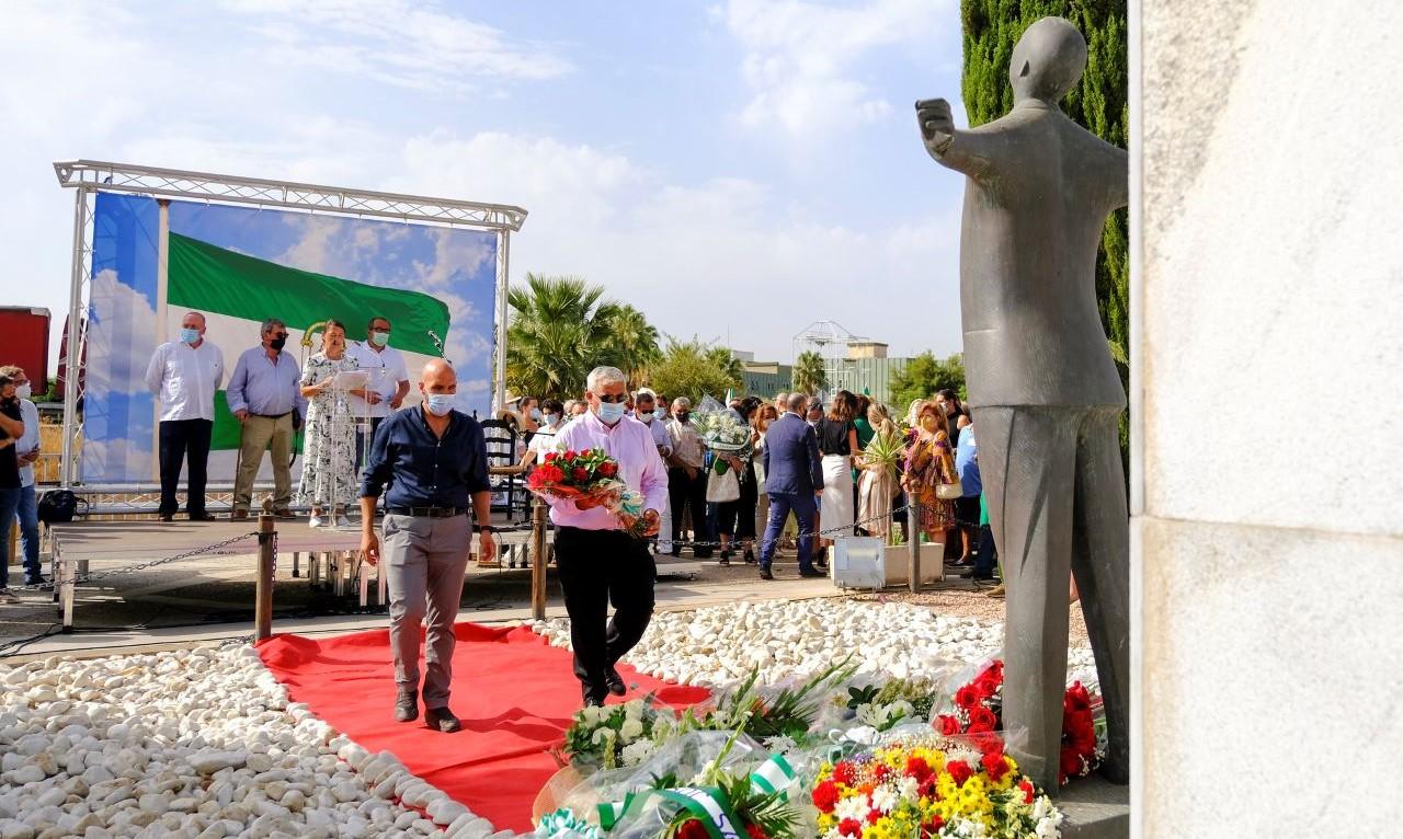 El diputado Ramírez de Arellano portando un ramo de flores para depositarlo bajo la efigie de Blas Infante.