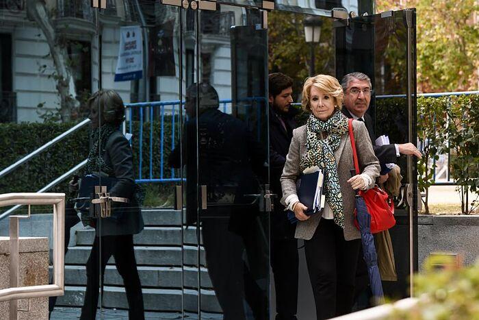 Aguirre saliendo de la Audiencia Nacional con su abogado Carlos Aguilar