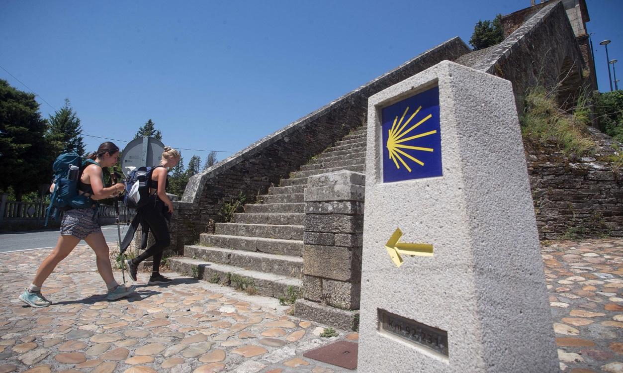 Dos personas realizan el Camino de Santiago, a 15 de junio de 2021, en Portomarín, Lugo. EP archivo