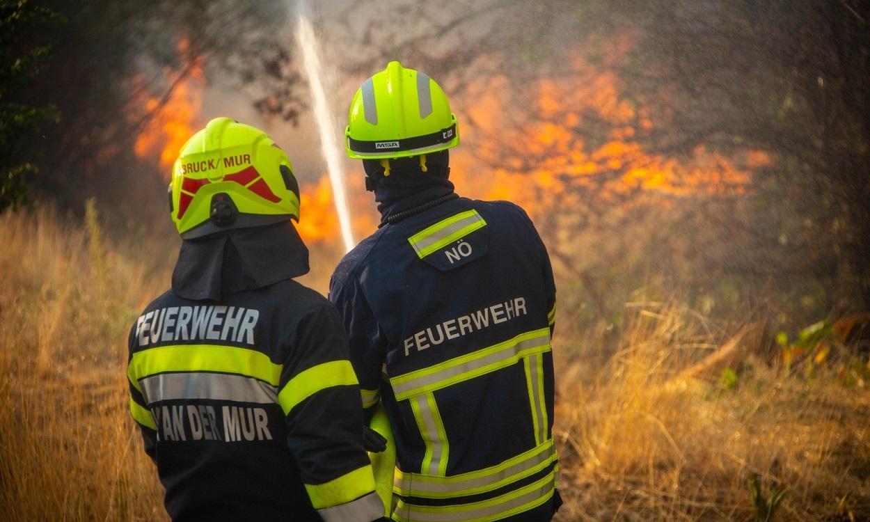 Bomberos tratan de apagar un incendio en Grecia. EP