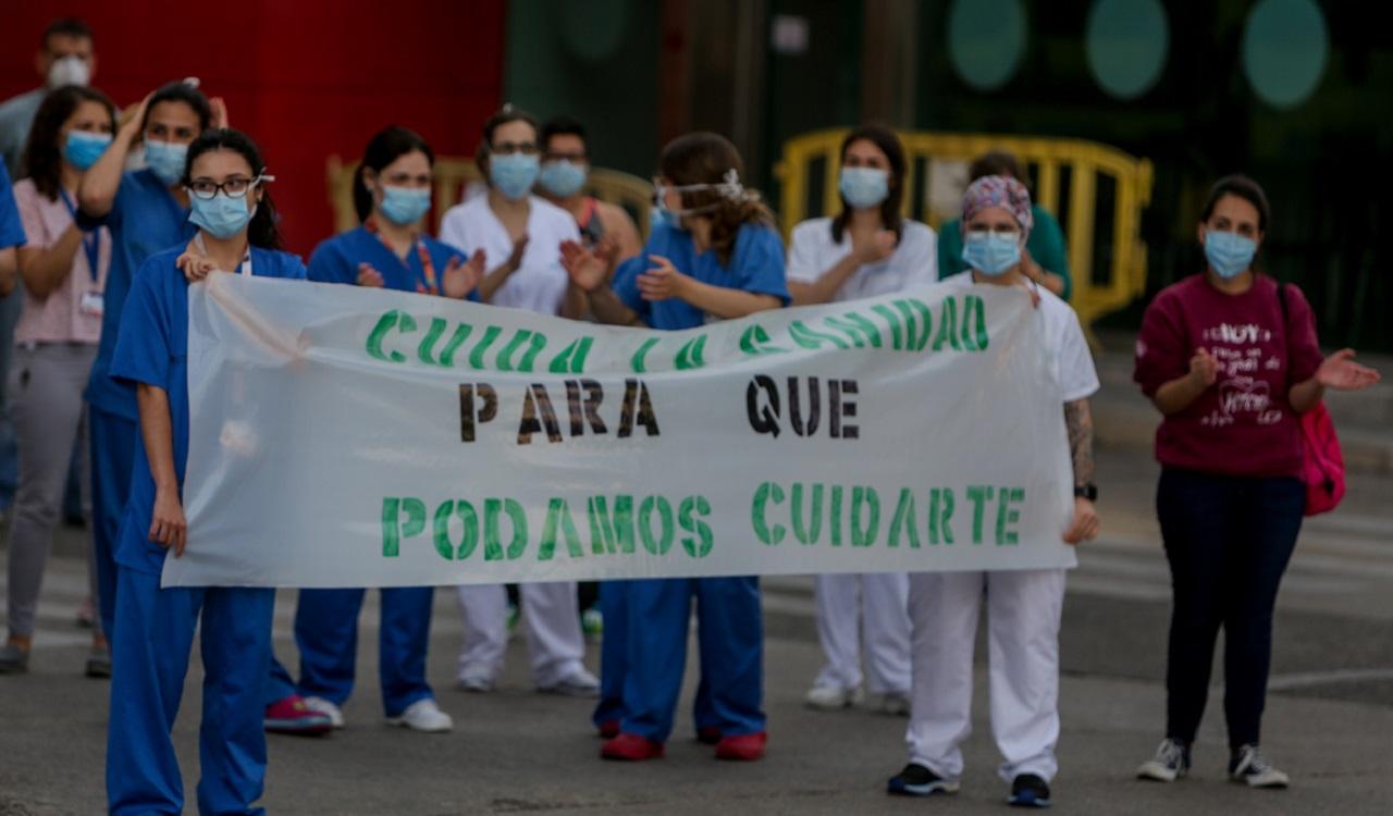 Personal sanitario del Hospital Clínico de San Carlos con una pancarta contra la precariedad laboral. EP