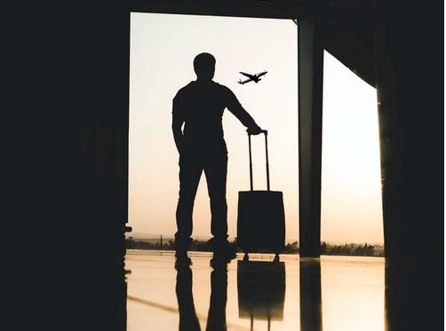 Persona en el aeropuerto. Unsplash