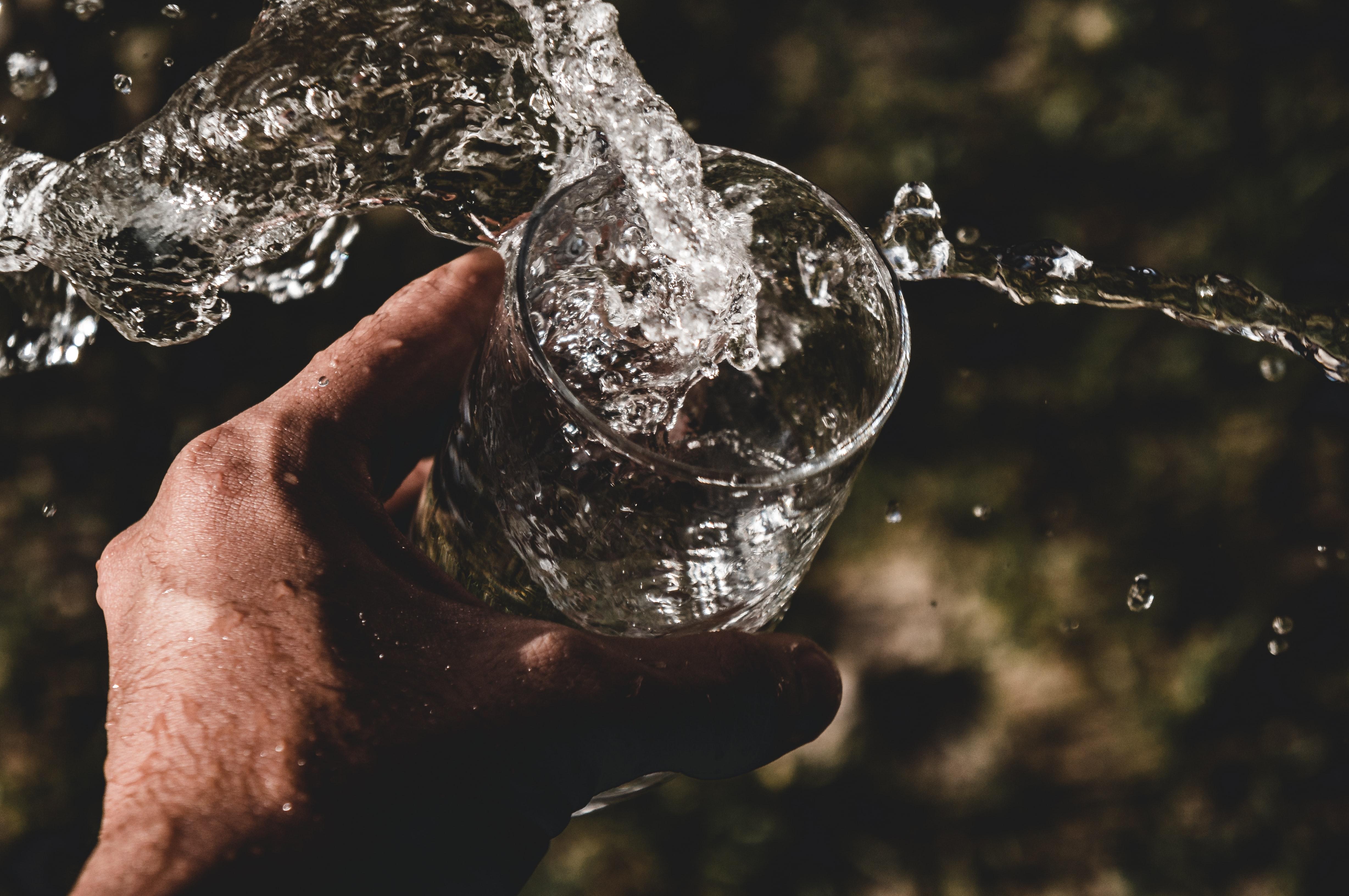 Beber agua nos ayuda a hidratarnos en una ola de calor. Unsplash